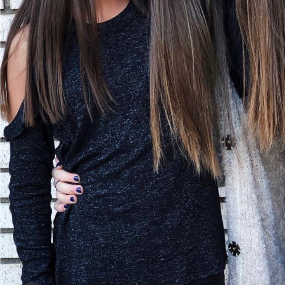 American Eagle cold shoulder long sleeve. Softest shirt ever. Size XS